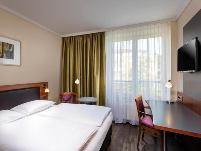 Bedroom 2, Seminaris Sunday See Hotel Potsdam, Potsdam