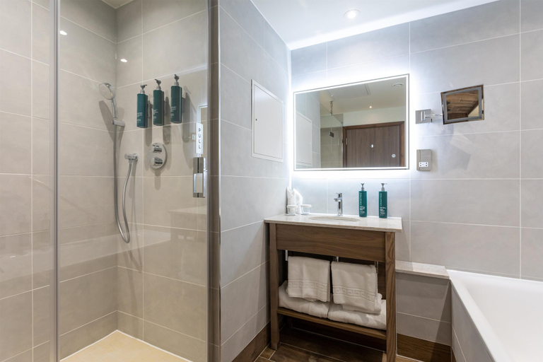 Bathroom 3, DoubleTree by Hilton Nottingham - Gateway, Nottingham