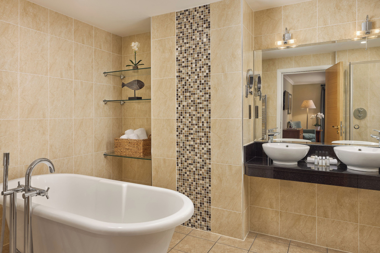 Bathroom 4, Parkway Hotel & Spa, Torfaen