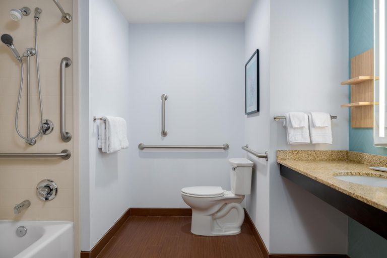 Bathroom 4, Hilton Garden Inn Cincinnati/West Chester, Butler