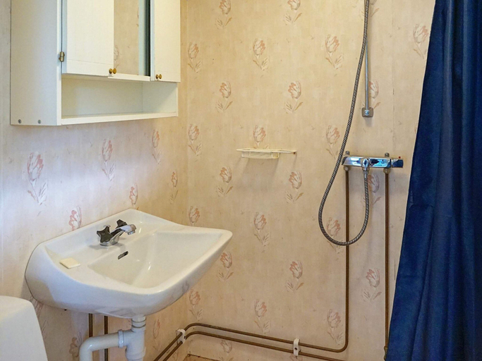 Bathroom, 4 Person Holiday Home in Smogen, Sotenäs