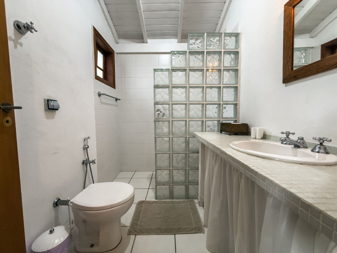 Bathroom, Casa com Piscina Privativa e Natureza – Granja Viana, São Paulo, Carapicuíba