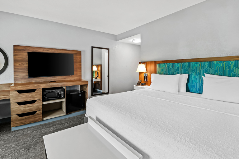 Bedroom 3, Hampton Inn Omaha/West Dodge Road (Old Mill), Douglas