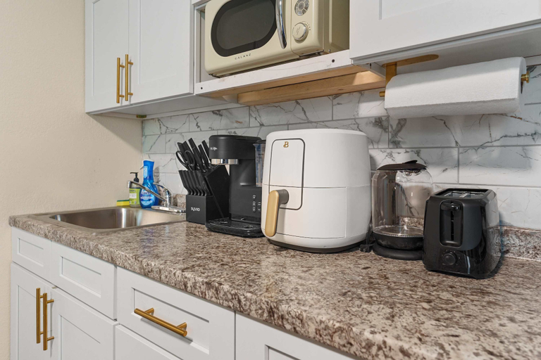 Others 2, King Bed WFH Setup - Pet Friendly 1BR Stay, Hillsborough
