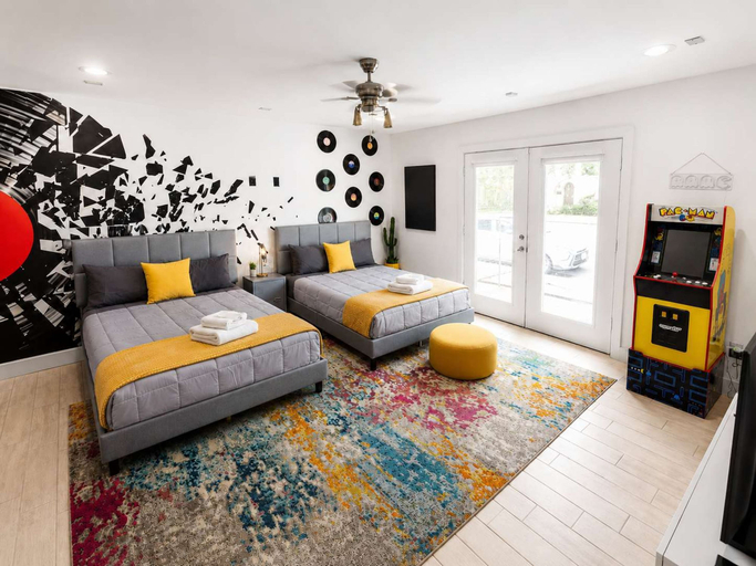 Others 5, Modern 4-story Townhome Med Center Sleeps 8, Houston
