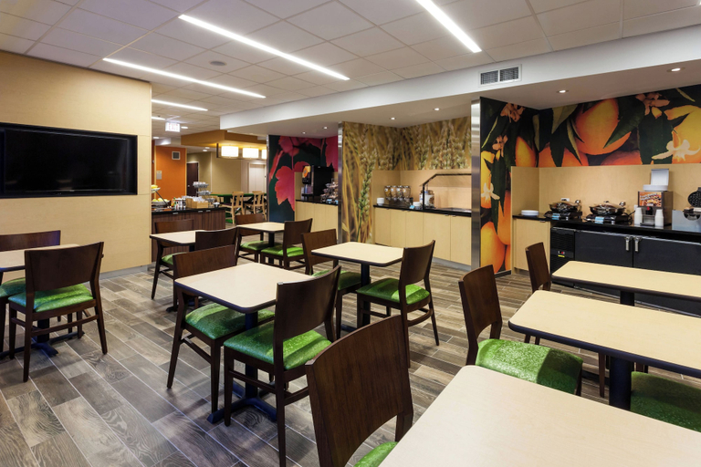 Food & Drinks 5, Fairfield Inn & Suites Chicago Downtown/River North, Cook