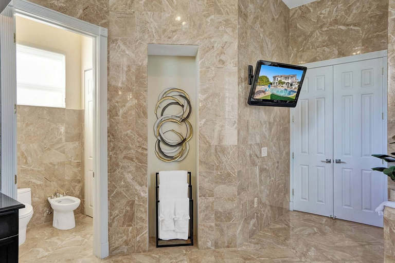 Others 4, Lavish 8 Br Estate with Pool & Courts, Broward