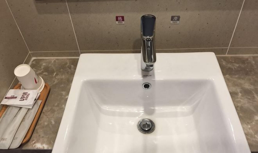 Bathroom, Shankee Tea Style Hotel (Mangshi Street), Dehong Dai and Jingpo