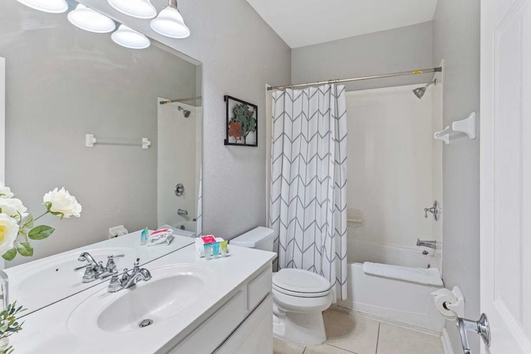 Others 5, Modern 3BR Condo With Balcony at Vista Cay, Orange