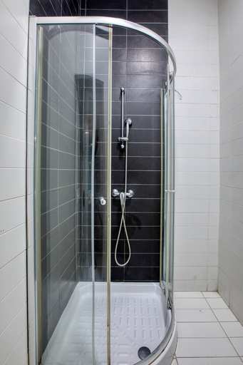 Bathroom 4, Bookarest Hostel Malta, St Julian's