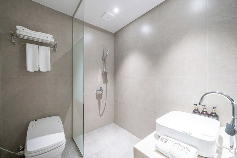 Bathroom 4, Lagobaum Hotel, Yeongi