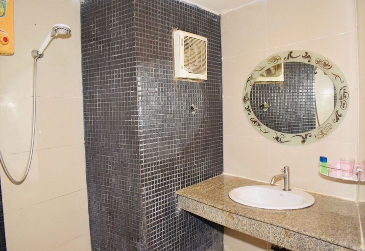 Bathroom 4, Royal Express Inn Sukhumvit Bangkok, Khlong Toey