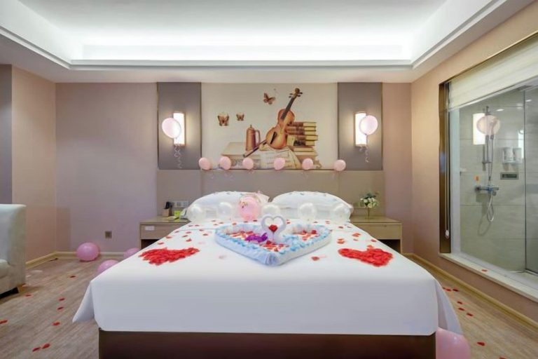 Bedroom 3, Vienna International Hotel, Baise