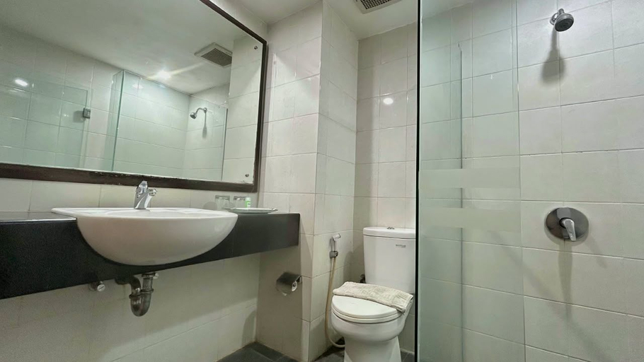 Bathroom, Parkside Mandarin Hotel Pekalongan, Pekalongan