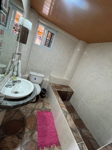 Bathroom 4, Refugio Cariguana, Antón