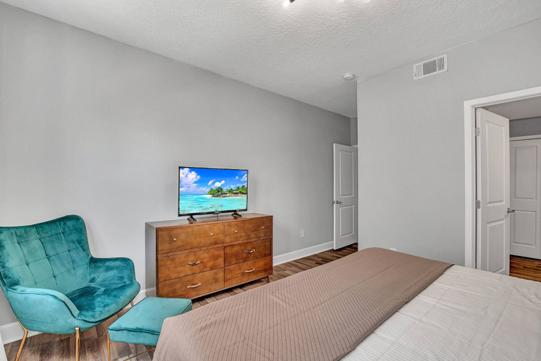 Others 4, 2BR Condo Near Disney Resort With Pool, Osceola