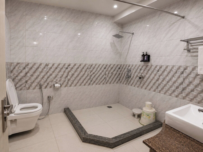 Bathroom 3, TGI Jahaj Mahal Hotel, Dhar