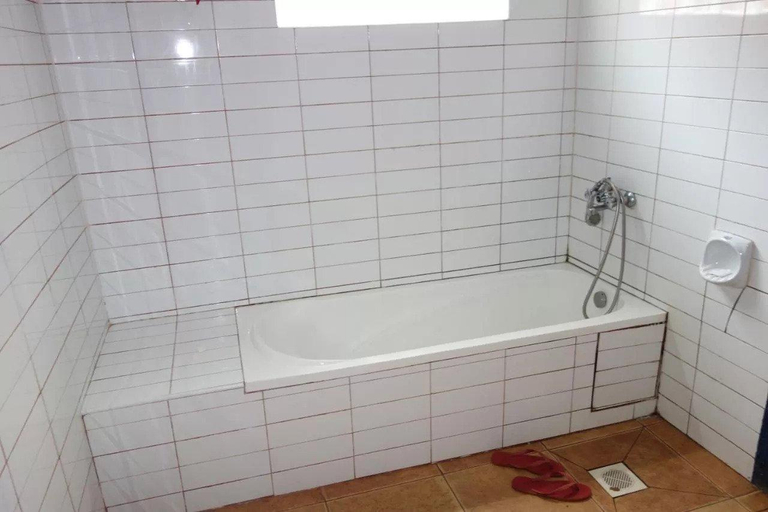 Bathroom 3, Yahoo Guesthouse, Kampala