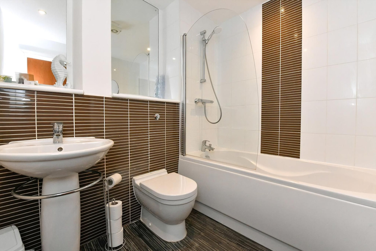 Bathroom, Just Stay Wales - Meridian Wharf, Swansea
