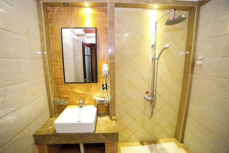 Bathroom, Tianmen Business Hotel, Zhangjiajie