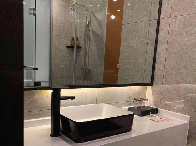 Bathroom 3, IU Hotels· Wuhan Jianghan Road Metro Station, Wuhan