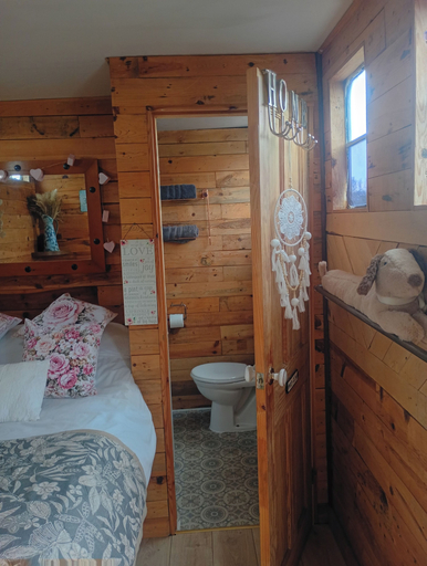 Others 3, The Shack Cabin Sleeps 3 With Enclosed Garden, Hampshire