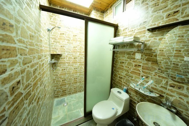 Bathroom 3, Moonshine Inn, Dali Bai