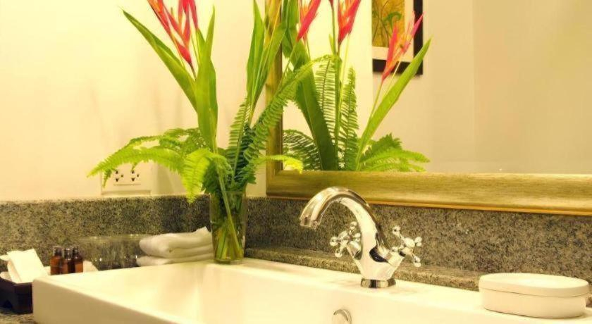 Bathroom 5, Baan Klang Wiang Hotel, Muang Chiang Mai