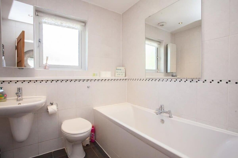 Bathroom 3, Mosspark Boulevard Exec Apartment ii - Free Parking, Glasgow