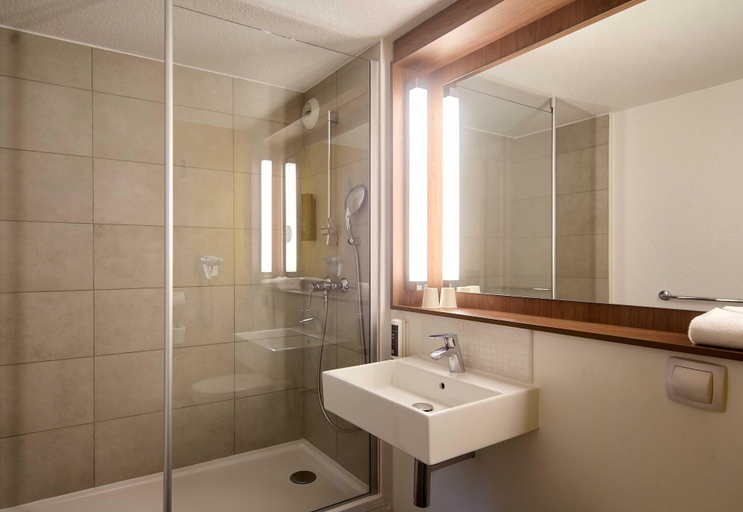 Bathroom 4, B&B HOTEL Saint-Witz Roissy, Val-d'Oise