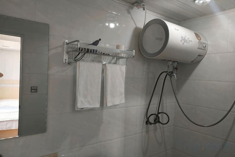 Bathroom 1, Xiagu Renjia Hostel, Anqing