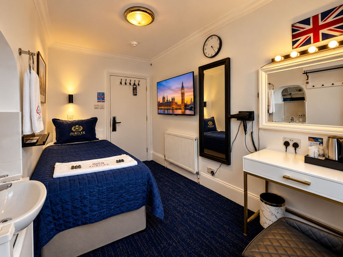 Bedroom 2, Jubilee Hotel Victoria, London
