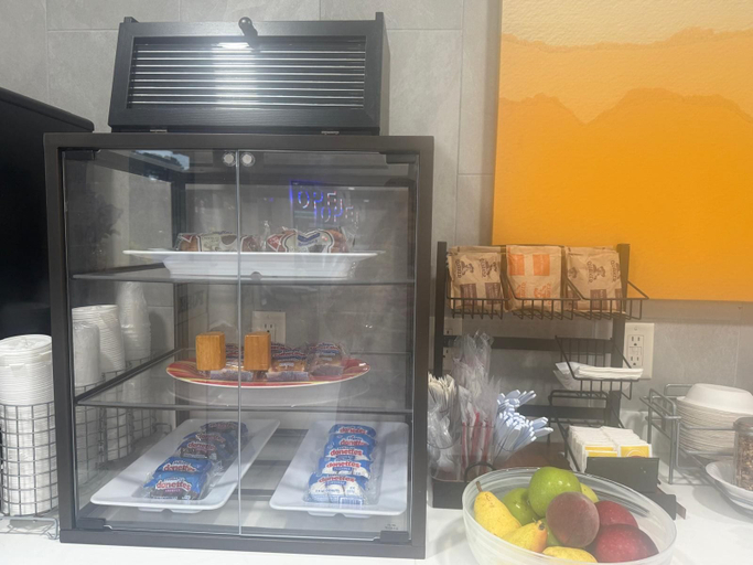 Food & Drinks 4, Super 8 by Wyndham Richmond Hill, Bryan