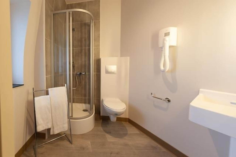 Bathroom 5, HNG Hotel Nancy Gare, Meurthe-et-Moselle