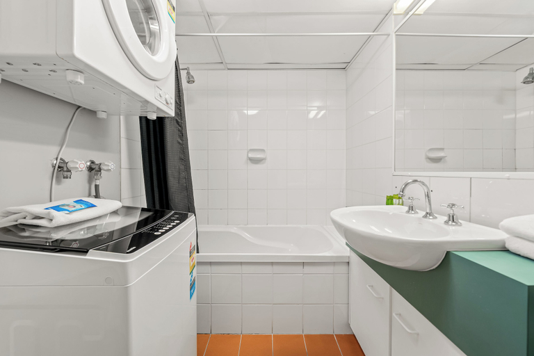 Bathroom 3, Chasely Apartment Hotel, Toowong