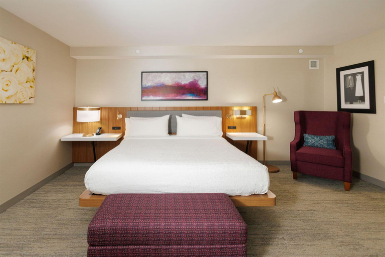 Bedroom 4, Hilton Garden Inn New York / Staten Island, New York