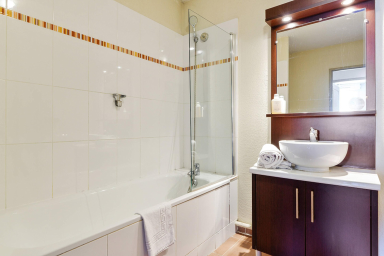 Bathroom 4, Comfort Aparthotel Six-Fours, Var