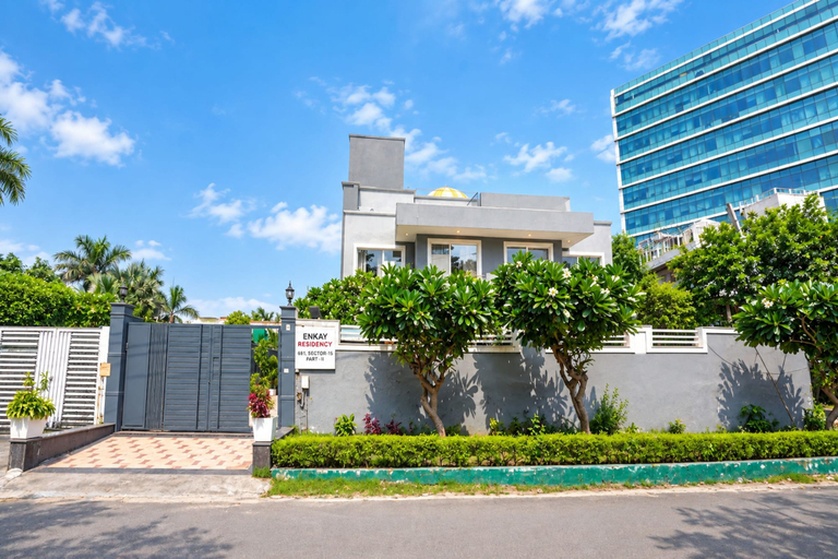 Exterior & Views