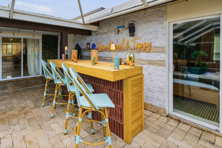Others 2, Mins to Beach Backyard Oasis Heated Pool Spa, Palm Beach