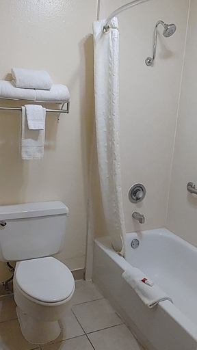 Bathroom 5, Days Inn by Wyndham Pocatello University Area, Bannock