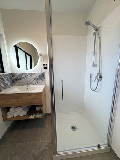 Bathroom 4, Airport Gold Star Motel, Manukau