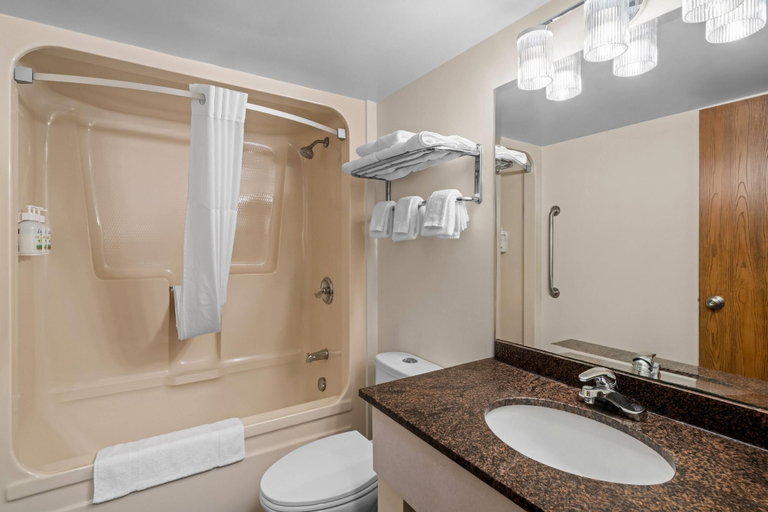 Bathroom 4, Super 8 by Wyndham North Bay, Nipissing
