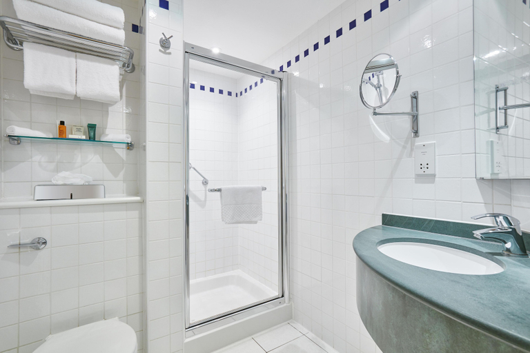 Bathroom 4, Hilton Garden Inn Bristol City Centre, Bristol