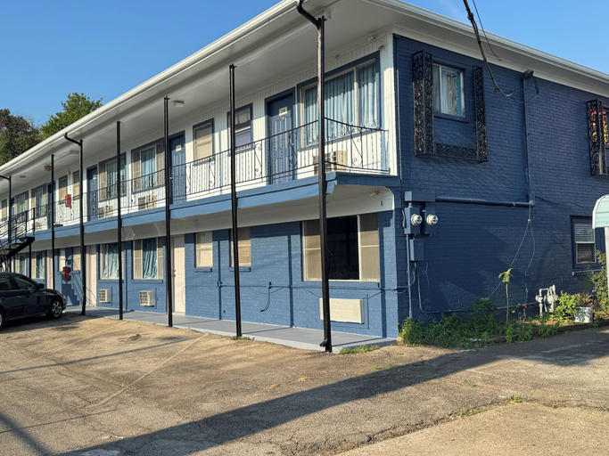 Others 3, Sands Motel, Titus