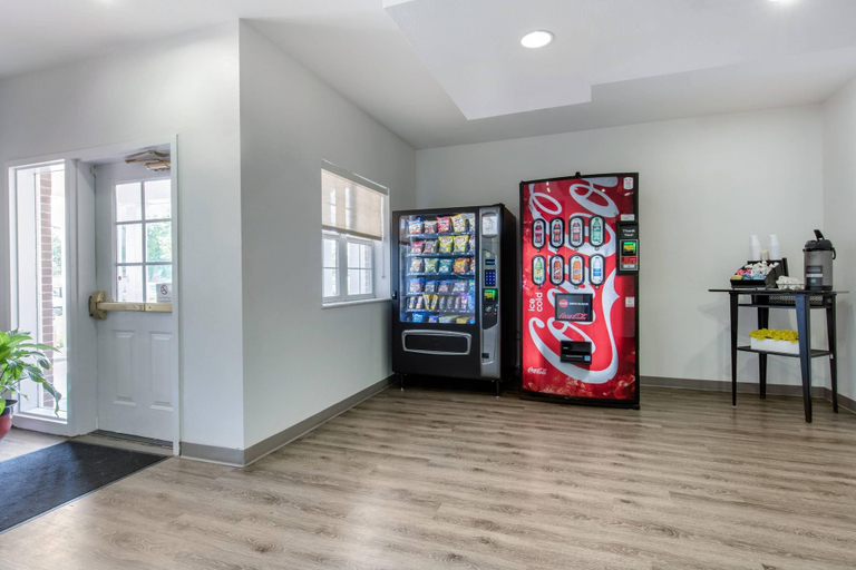 Food & Drinks, Suburban Studios Birmingham Homewood I-65, Jefferson