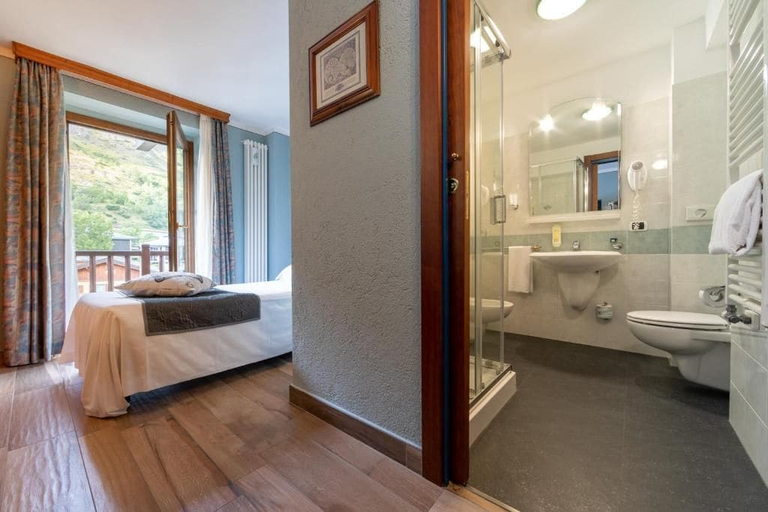 Bathroom 4, Hotel du Glacier, Aosta