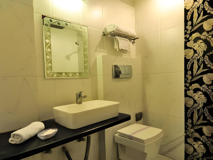 Bathroom 2, Hotel Aman Inn, Delhi