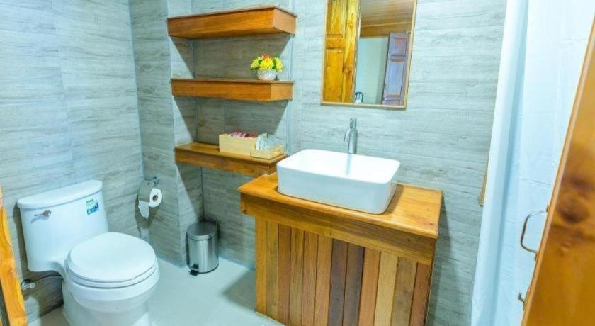 Bathroom, Burann Bangtanode, Photharam