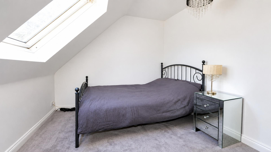 Others 5, Surrey Country House, Sleeps 6 With Parking, Surrey