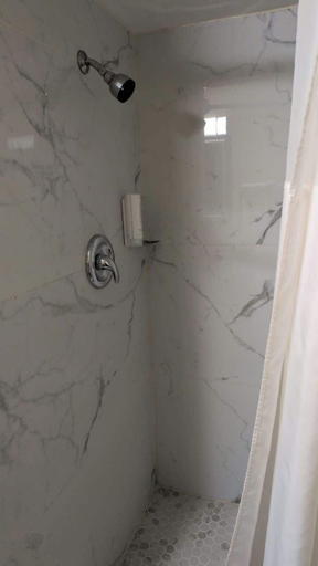 Bathroom 4, Stay Mason City, Cerro Gordo